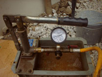 水圧計で漏水の試験をする機械です